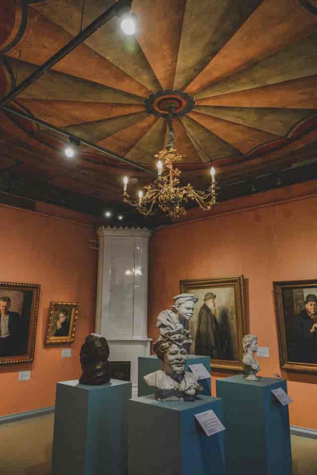 Art gallery with warm-toned walls, ideal for cultural events and intimate gatherings.