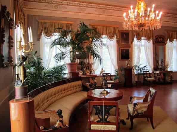 Elegant meeting space with curved sofa at Sinebrychoff Art Museum for upscale events.
