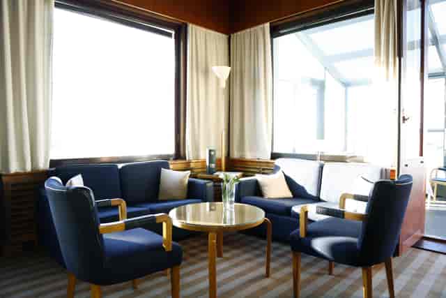 Stylish meeting space in Savoy with natural light, ideal for casual gatherings and brainstorming.