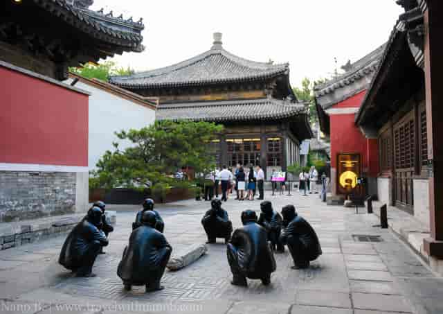 Unique restaurant courtyard with sculptures, ideal for outdoor events and gatherings.