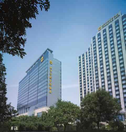 Located in the heart of the financial and technological district and within close proximity to some of China’s most magnificent historical sites, the Shangri-La Hotel, Beijing is only 30 minutes from the Capital Airport, providing an ideal location for both business and leisure travelers.