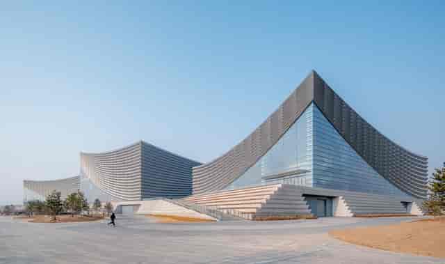 Modern Art Center in CHAO, ideal for conferences and large events with glass facade.
