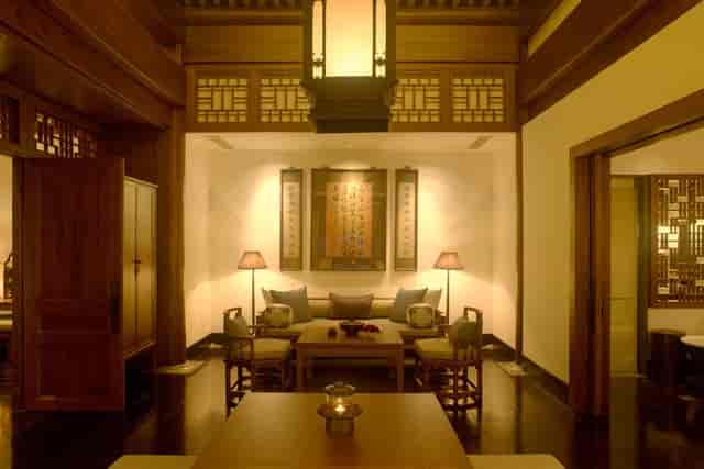 Elegant meeting space at Nama餐厅, warm lighting for professional events and gatherings.