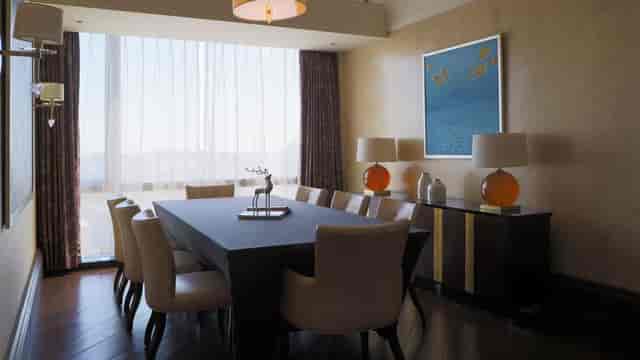 Capital Ballroom at Renaissance Beijing: elegant meeting room with natural light, ideal for gatherings.
