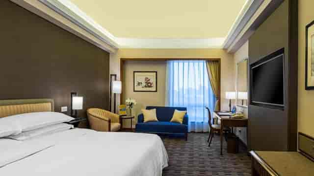 Beijing Greatwall Hotel meeting room with natural light, ideal for business events and productivity.