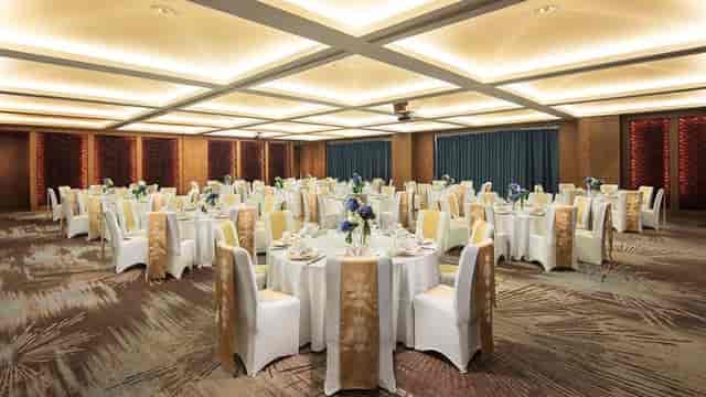 Elegant banquet hall at Hilton Beijing Tongzhou for weddings and corporate events.