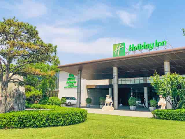 Modern Grand Ballroom entrance at Holiday Inn Beijing for corporate events and gatherings.