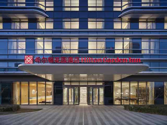 Modern meeting rooms at Hilton Garden Inn Daxing, perfect for business events and gatherings.