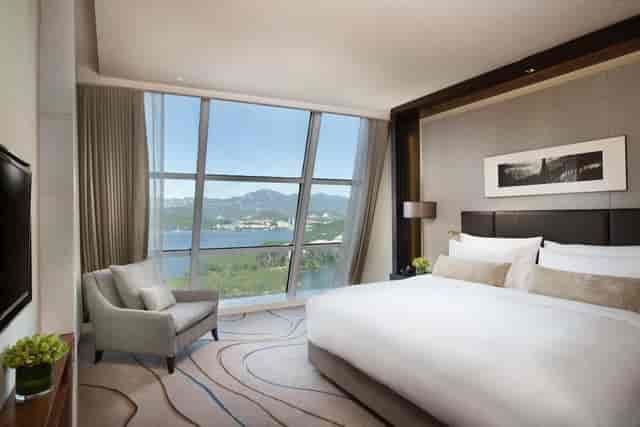 Modern meeting room at Sunrise Kempinski Hotel Beijing with scenic views for events.