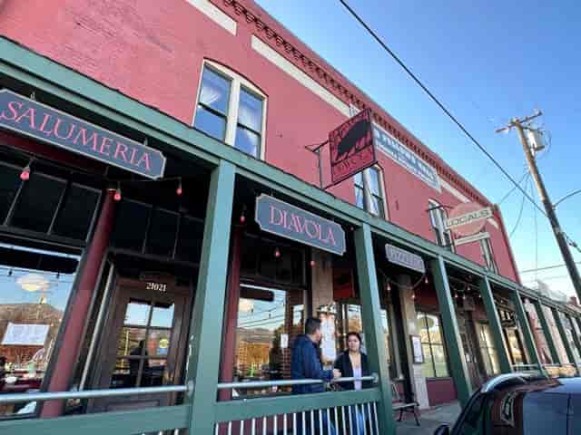 Charming Diavola Pizzeria back patio with outdoor seating for events and gatherings.