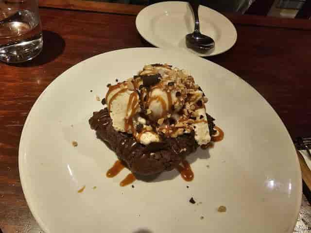 Warm brownie dessert with vanilla ice cream, ideal for events and celebrations in San Carlos.