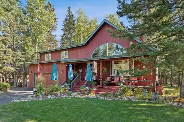 Wolf Willow Room at Redwood Meadows: a charming lodge venue for retreats and team-building.