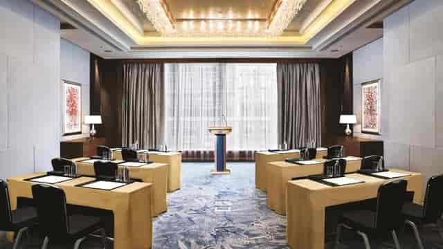 "Modern meeting room with natural light, perfect for corporate events and presentations."