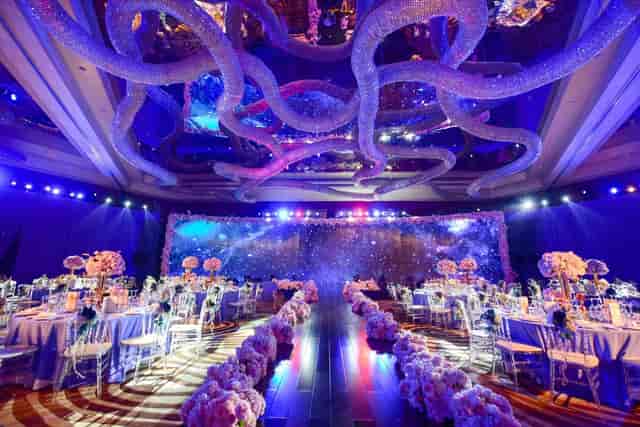 Elegant wedding venue at Xinyuan Hotel with floral centerpieces and stunning decor.