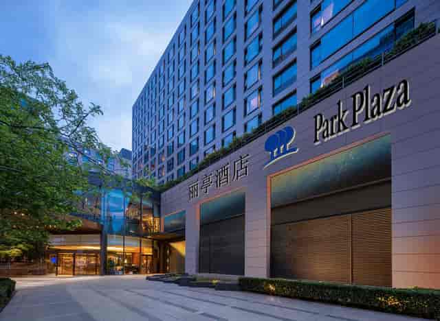 Modern entrance of Shiji Huangshan Hotel, ideal for corporate meetings and events.