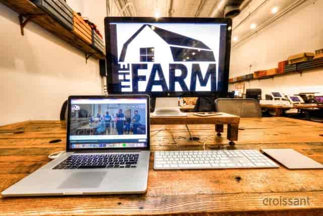 Modern coworking space with wooden table, ideal for hybrid meetings and workshops.