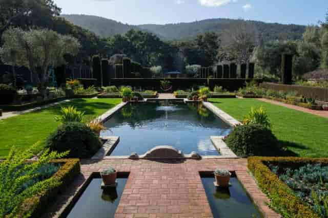 High Place at Filoli: elegant garden with trimmed hedges, ideal for upscale events.
