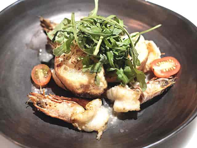 Upscale shrimp dish with arugula and tomatoes for gala dinners or corporate events.