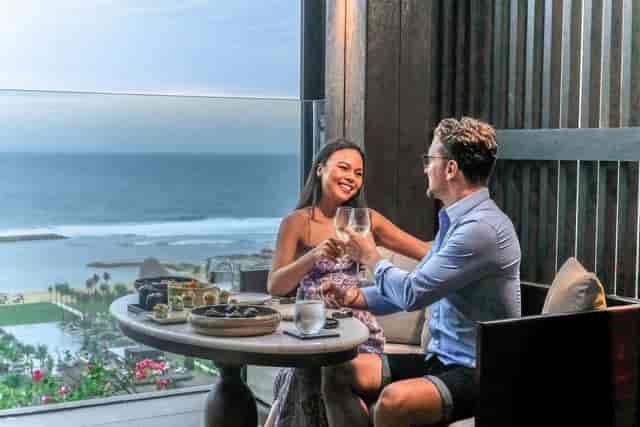 Couple dining at Izakaya Journey, Apurva Kempinski Bali, for luxurious events and romance.