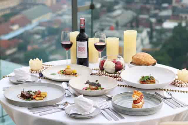Elegant dining at The 18th Restaurant with multi-course meal, ideal for corporate events.