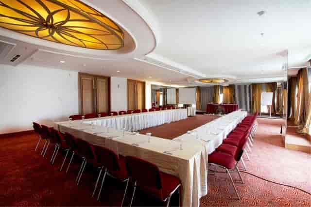 Elegant meeting room with U-shape layout, perfect for corporate events and workshops.