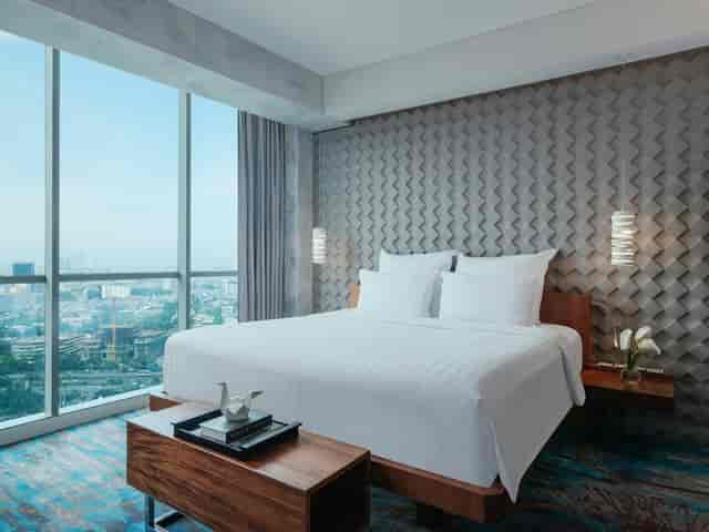 Pullman 3 Ballroom: modern design, king-sized bed; ideal for events and group stays.