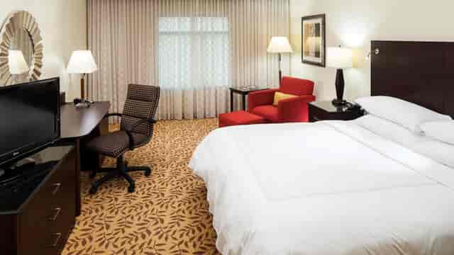 Reata Room at Houston Marriott: cozy hotel suite for events with comfortable bed and workspace.
