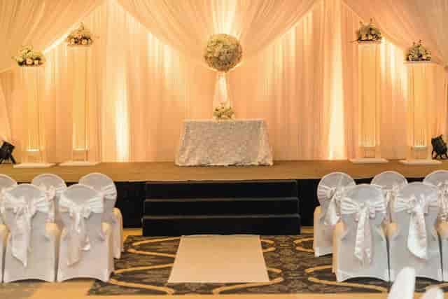 Exhibition Hall at HORIZONS Conference Center, elegant wedding venue with floral decor.
