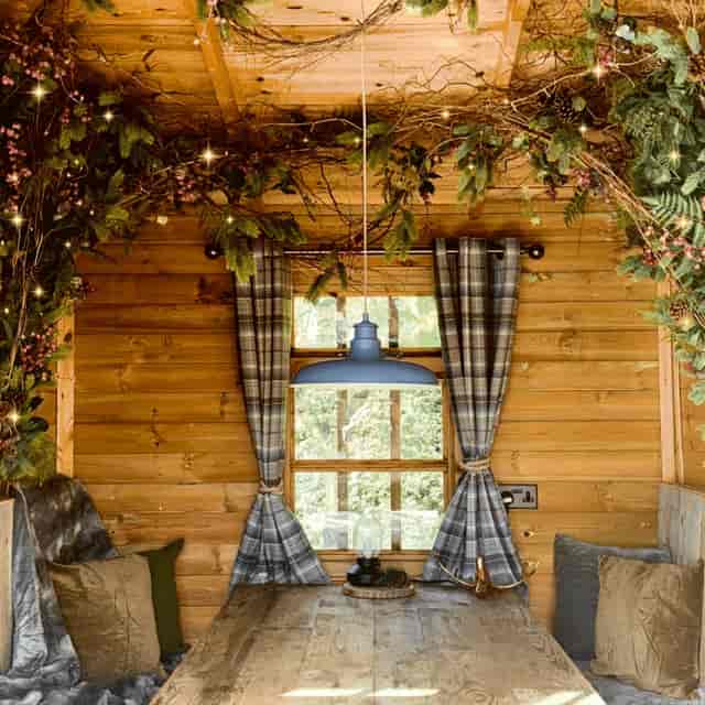 Cozy meeting space at Forest Lodge: rustic decor, ideal for small gatherings and brainstorming.