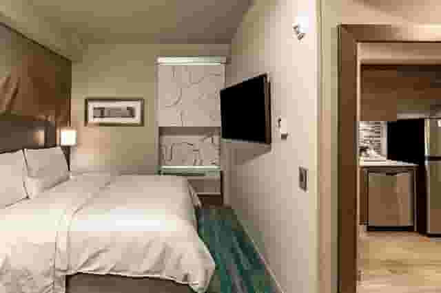 Communal Room - Kitchenette & Sectional Couch Included
