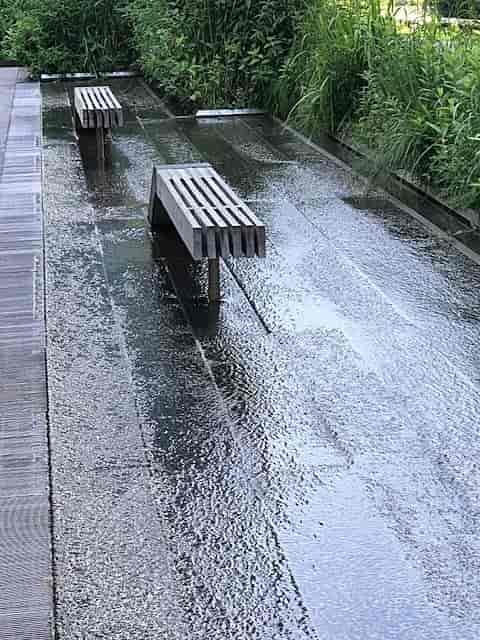 Diller – von Furstenberg Sundeck: minimalist bench by water for outdoor meetings and relaxation.