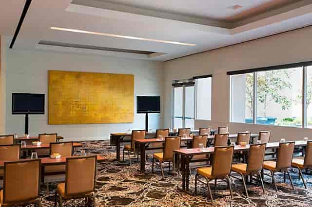 Corporate meeting room at Marriott Dallas, featuring dual screens and natural light.