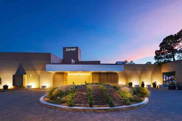 Modern hotel entrance at Aurora 2, ideal for conferences and events in Dallas.