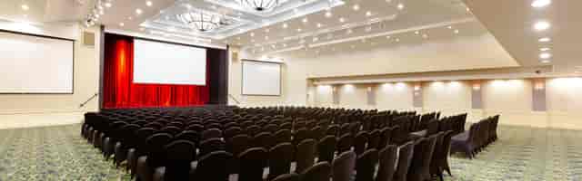 Spacious Cahuita 1 conference hall at Crowne Plaza, ideal for presentations and events.