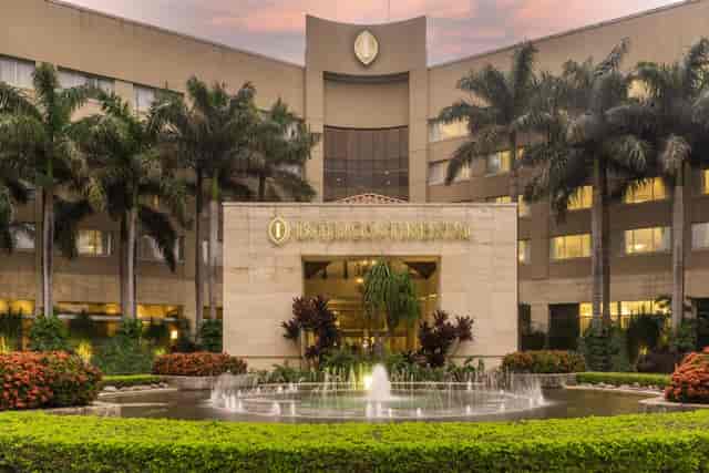 Luxurious hotel entrance at Cedros Rooms, ideal for corporate events and networking.