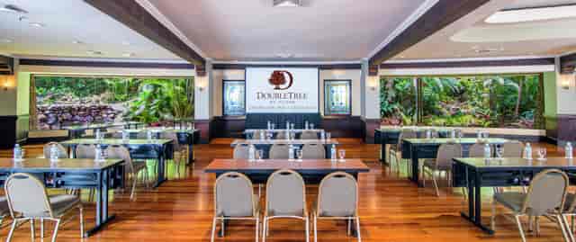 Modern meeting room with natural light in DoubleTree by Hilton San Jose for corporate events.