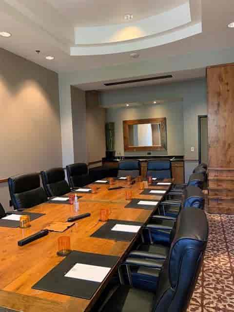 Elegant conference room at Hotel Valencia, featuring a large wooden table and comfortable chairs.