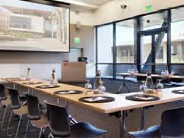 Berg Hall AB/BC meeting space with long table, ideal for workshops and corporate events.