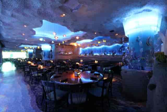 Underwater-themed family restaurant with circular tables for events in Downtown Aquarium.