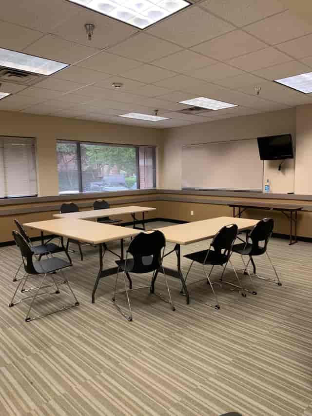 Meeting room with flexible seating, ideal for gatherings and training sessions.