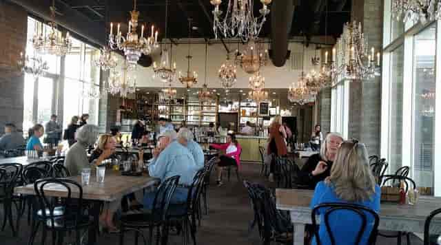 Stylish bar with chandeliers, ideal for gatherings and professional events.