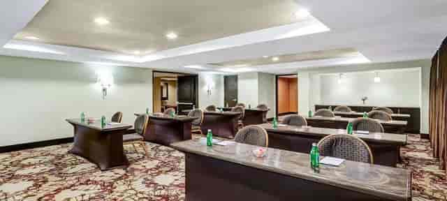 Birch Room at Crowne Plaza Houston, modern corporate meeting space with sleek furniture.