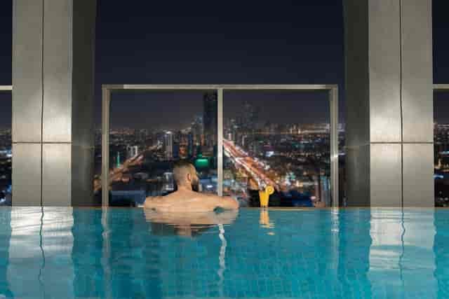 Rooftop pool at Fairmont Ramla, perfect for exclusive networking events and VIP relaxation.