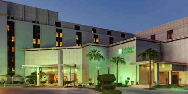 Grand Ballroom at Holiday Inn Al Qasr Riyadh, modern venue for corporate events and meetings.