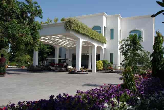 Al Warda Bar: elegant venue with modern architecture for events in lush greenery.