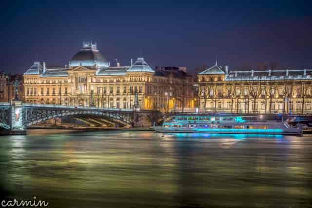 Elegant event venue Bateaux Lyonnais with illuminated architecture, perfect for receptions.