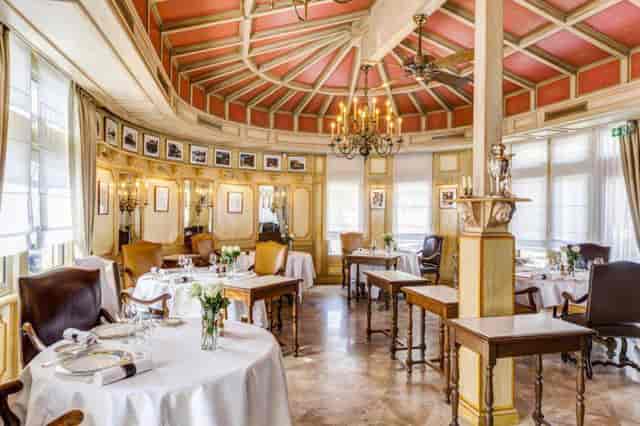 Elegant dining space at Auberge du Pont, perfect for upscale corporate events.