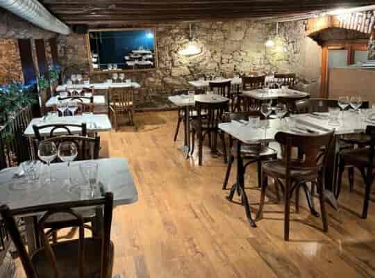 Cocktail bar at Café de Lyon with rustic walls, perfect for intimate events and gatherings.