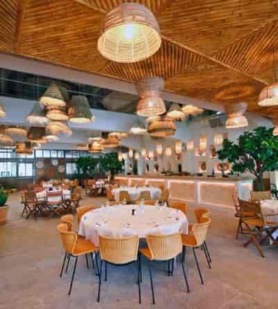 Stylish restaurant venue with chic decor for intimate events in Sainte-Foy-Lès-Lyon.