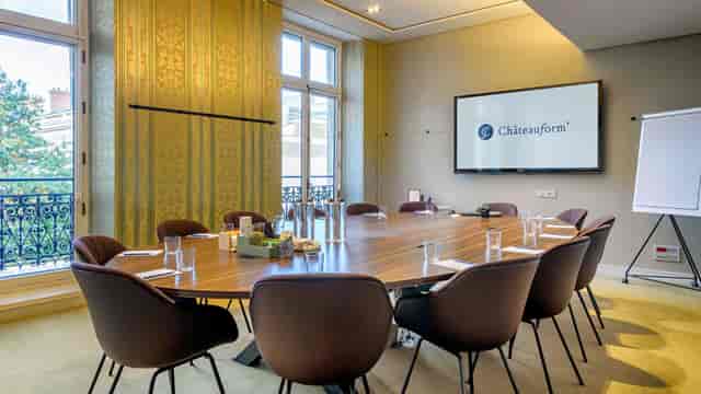 Elegant meeting room with conference table, ideal for workshops and corporate events.